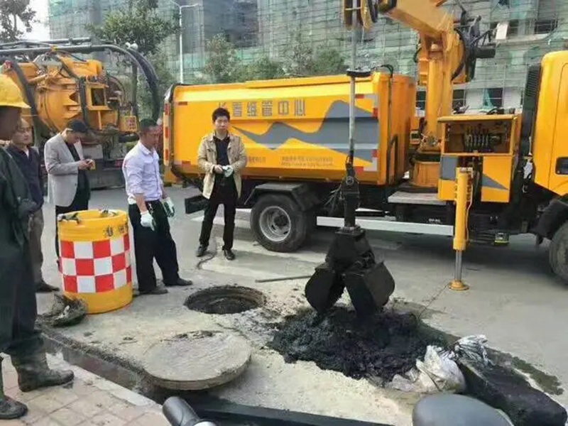 赤峰街道：网格员化身“清道夫”，为民解忧疏通“堵心”化粪池