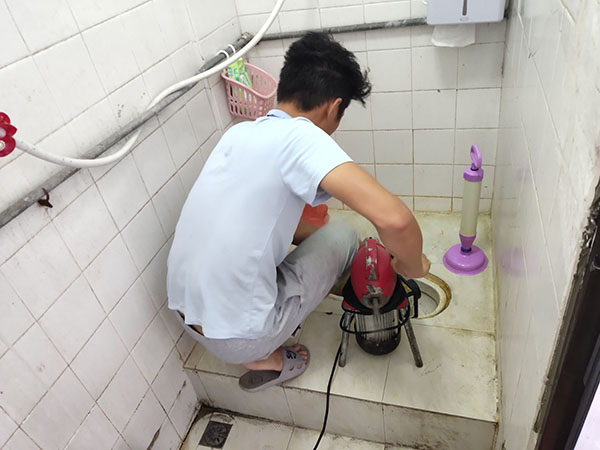 赤峰肥皂掉到马桶里把马桶堵住了怎么办？马桶堵住了怎么办