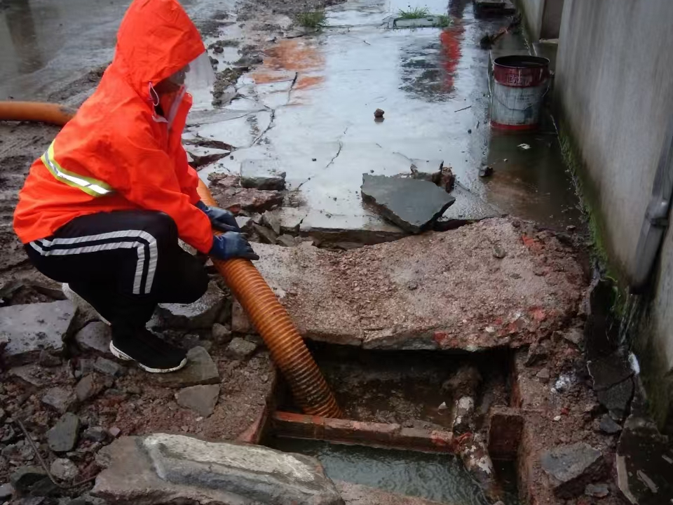 赤峰专业清理污水池 炜誉市政以规范流程守护城市 “肠道”