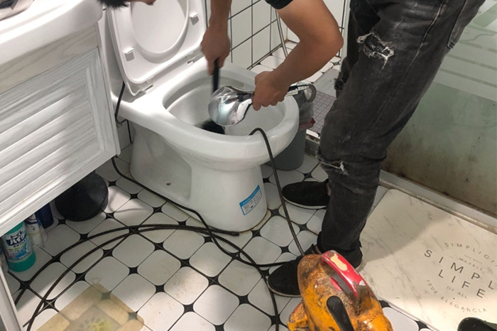 赤峰马桶堵塞自己疏通还是找师傅？专业上门服务让你省时更省心